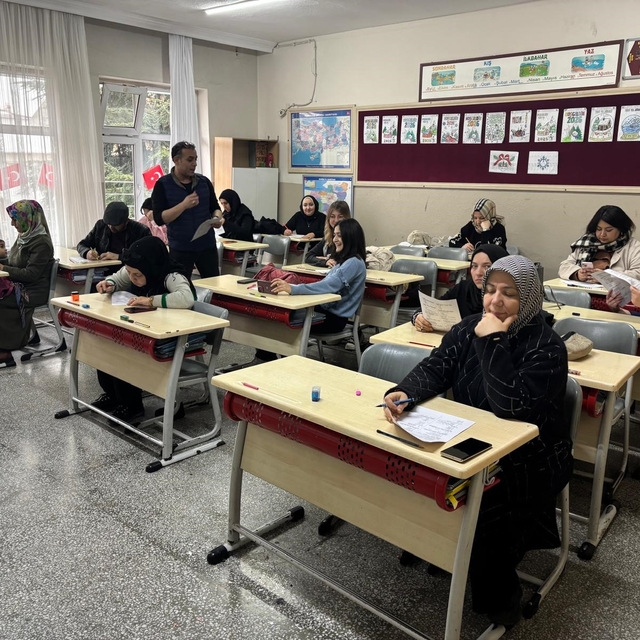 İlkokulda veliler kitap okuma yarışmasında ter döktü