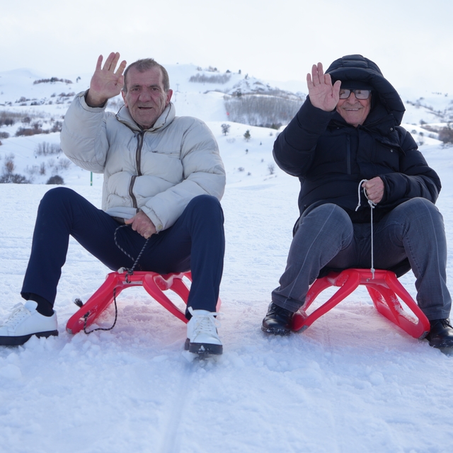 Bayburt'ta yaşlıların kar eğlencesi: Kızakla kaydılar, kar motoruyla tur at...