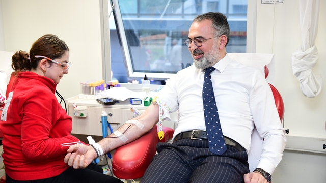 Başkan Erol'dan anlamlı hareket: "Bir ünite kan, bir hayat"
Ferhat Erol'dan örnek davranış: Kan bağışında bulundu