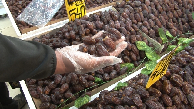 Ramazan Ayı'nın yaklaşmasıyla hurma ve helva satışları yoğunlaştı
Vatandaşın iftar ve sahur hazırlığı esnafın işlerini hızlandırdı
Kuruyemişçi Ahmet Dönder:
"Yumuşak ve az şekerli hurmalar daha çok tercih ediliyor"
Helvacı Nurettin Yıldız:
"Tahin, pekmez ve helvalarımız revaçta"