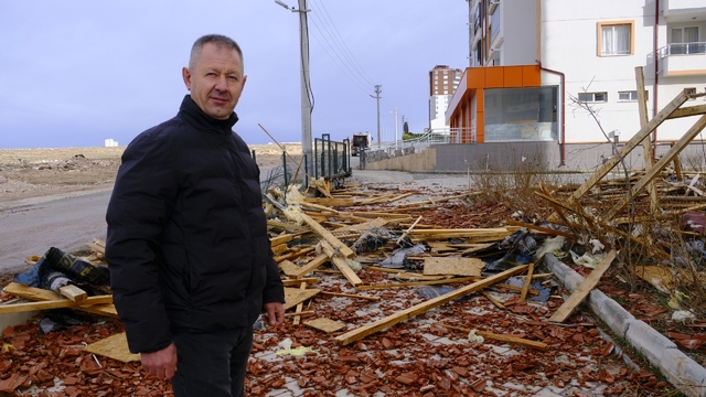 Uçan çatının altında kalmaktan saniyelerle kurtuldu
Karaman'da apartman yöneticisi fırtınanın uçurduğu çatının altında kalmaktan son anda kurtuldu