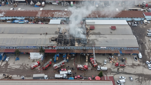 Ordu'da market deposunda yangın
Bitişiğindeki iş yerine de sıçrayan ve büyük hasara neden olan yangın dron ile görüntülendi