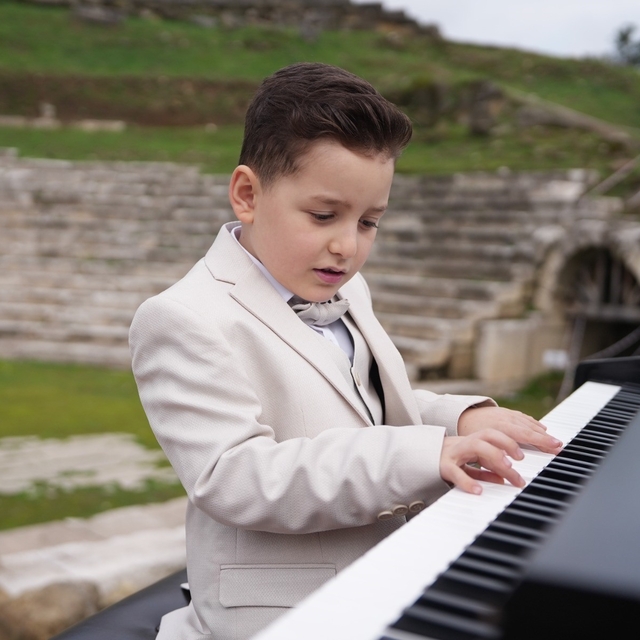 Tarih ve müzik buluştu
Konuralp Antik Tiyatrosu'nda piyano resitali
Minik p...