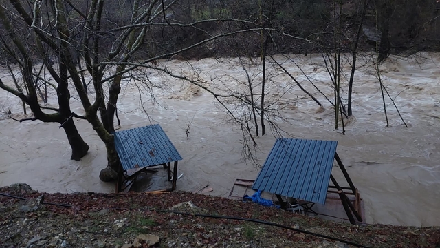 Gündoğmuş'ta sağanak, Uçansu Şelalesi'ni coşturdu