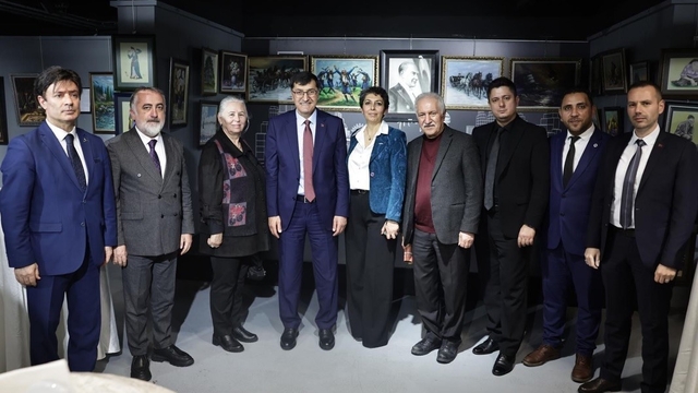 Kahveci: "Sanatçıların emeğini görünür kılmak ve desteklemek yerel yönetimlerin önemli sorumlulukları arasında"
Başkan Eyüp Kahveci, Ressam Adil Özkan'ın sergisinin açılışına katıldı