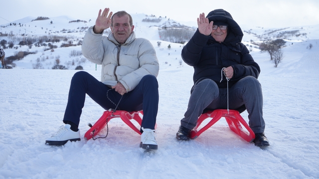 Bayburt'ta yaşlıların kar eğlencesi: Kızakla kaydılar, kar motoruyla tur attılar