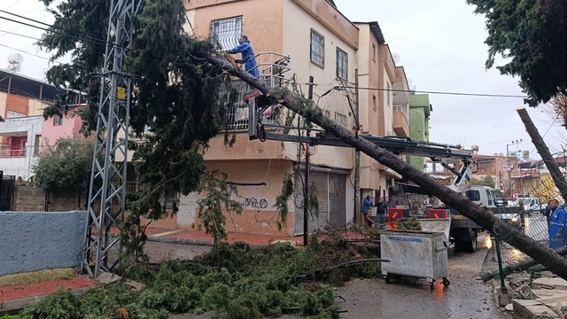 Akdeniz'de sağanak mesaisi gece boyu sürdü
