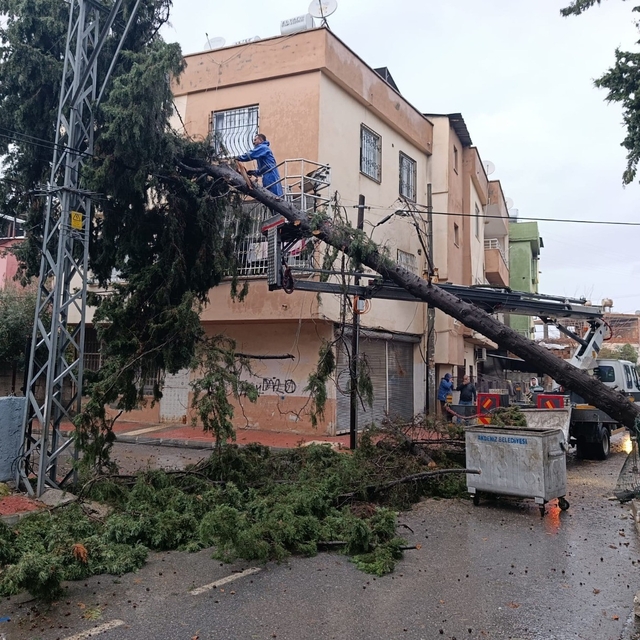 Akdeniz'de sağanak mesaisi gece boyu sürdü