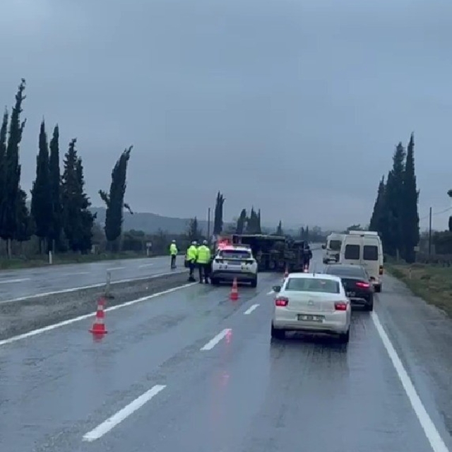 Buldan'da portakal yüklü kamyon refüje devrildi