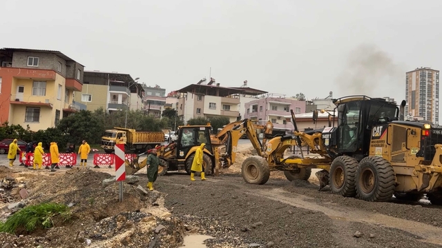 Tarsus'ta sağanak yağışlara ekipler anında müdahale etti