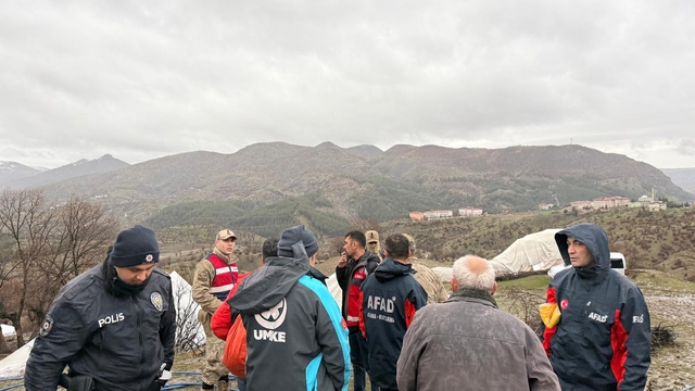 Siirt'te şiddetli yağış ve fırtınada barınakları yıkılan 20 kişilik aile tahliye edildi