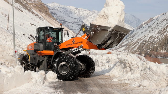 "Turuncu yelekliler" Hakkari'de kesintisiz ulaşım için 100'den fazla çığa müdahale etti