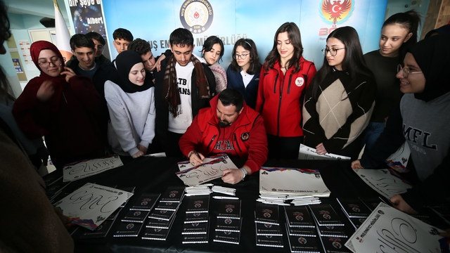 KÜÇÜK YAŞ, BÜYÜK SUÇ - Muş'ta polisler, önleyici faaliyetlerle çocukları suçtan korumaya çalışıyor