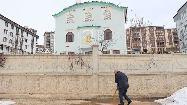 "Kuşlar aç kalmasın" diye kışın 10 ton hububatı doğaya bırakıyor