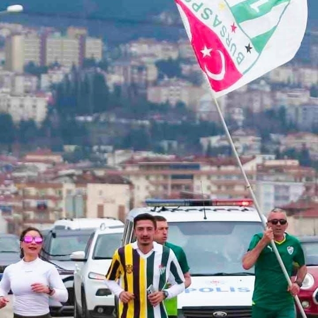 Bursa'da Sevgililer Günü'nde şampiyonluk sloganıyla koşu düzenlendi
Yeşil-b...
