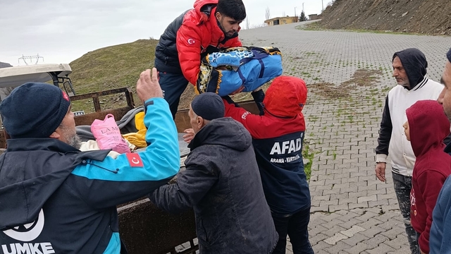 Siirt'te fırtına ve sağanak çadırları yıktı: 20 kişi tahliye edildi