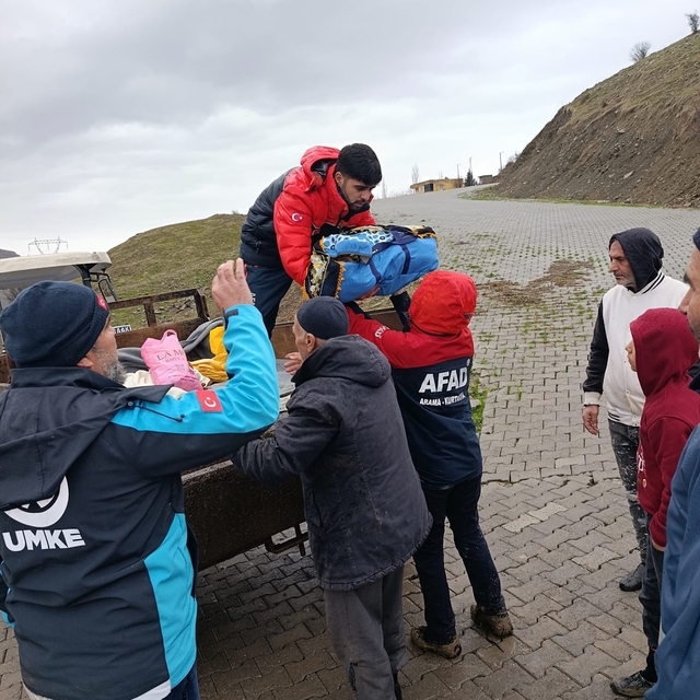 Siirt'te fırtına ve sağanak çadırları yıktı: 20 kişi tahliye edildi