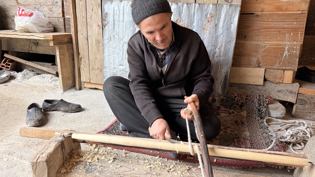 Geleneksel beşik ustası kaybolmaya yüz tutan mesleğini yaşatmaya çalışıyor