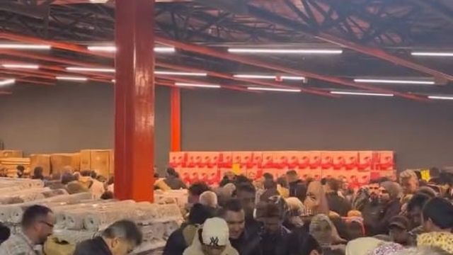 100 TL'lik indirim izdihamı: Birbirlerini ezdiler