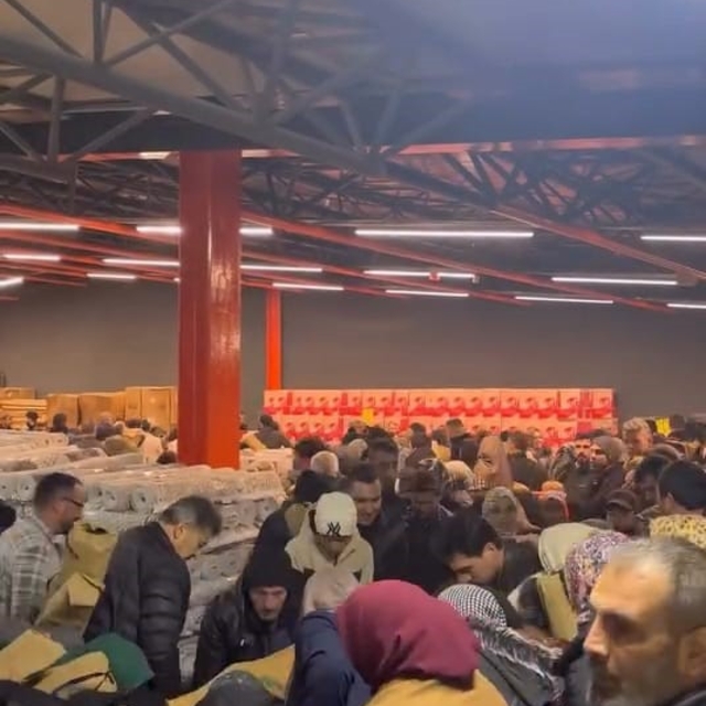 100 TL'lik indirim izdihamı: Birbirlerini ezdiler