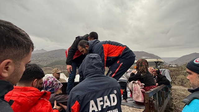 Siirt'te fırtına 20 kişilik ailenin çadırını yıktı