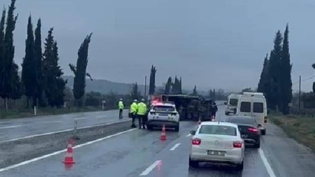 Buldan'da portakal yüklü kamyon refüje devrildi