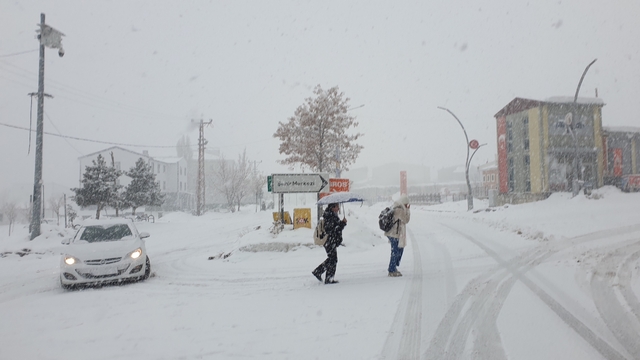 Başkale'de yoğun kar yağışı
