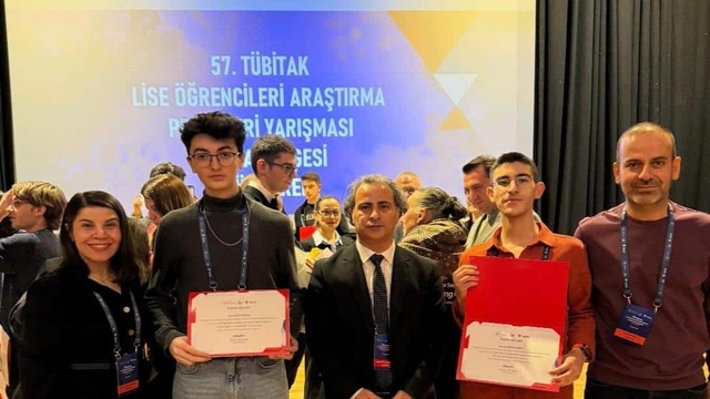 Balıkesirli öğrenciler Bursa'dan iki ödülle döndü