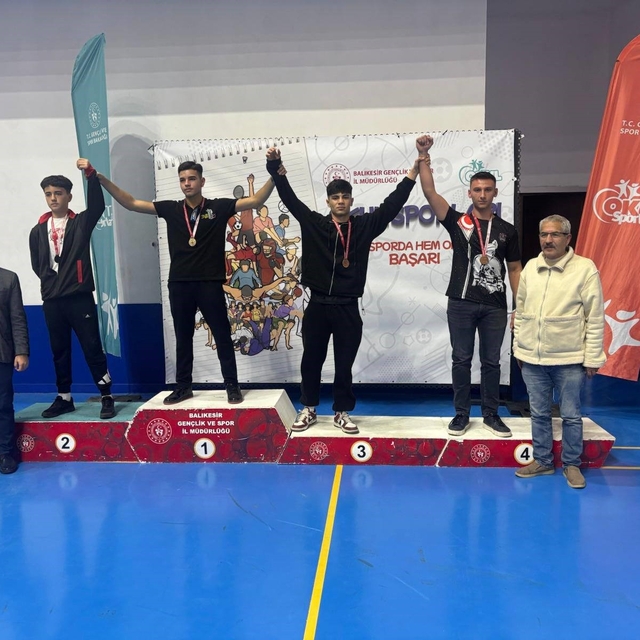Burhaniyeli genç boksörler Balıkesir'de 8 ödül aldı