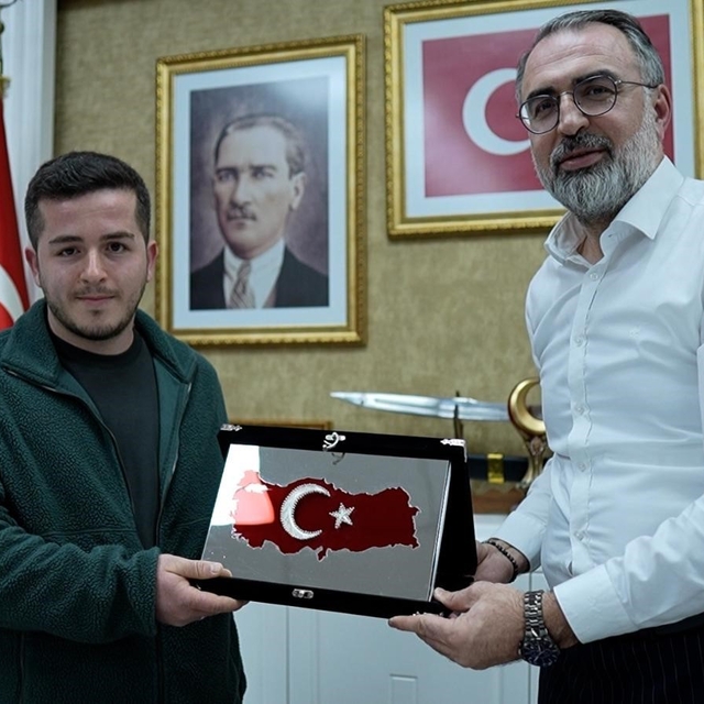 Başkan Erol, Türk Bayrağı'nı yerde bırakmayan kuryeyi ödüllendirdi