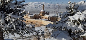 Yoğun kar yağışı tarihi sarayda eşsiz manzaralar oluşturdu