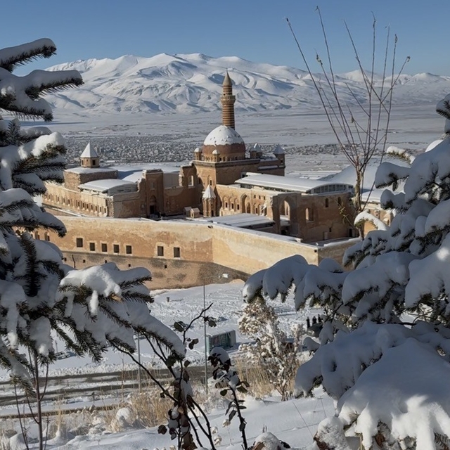 Yoğun kar yağışı tarihi sarayda eşsiz manzaralar oluşturdu