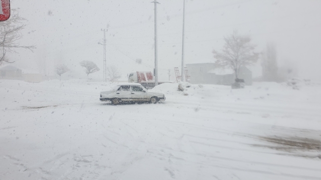 Van'da kardan 43 yerleşim yeri ulaşıma kapandı