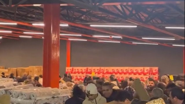 Bursa'da mağaza açılışında izdiham