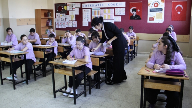Tuğçe öğretmen öğrencilerine ders saati dışında gönüllü olarak matematik kursu veriyor