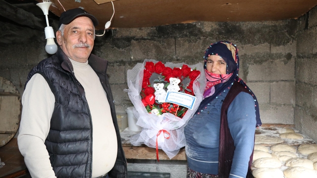 Yarım asırlık eşe tandırda ekmek pişirirken Sevgililer Günü sürprizi