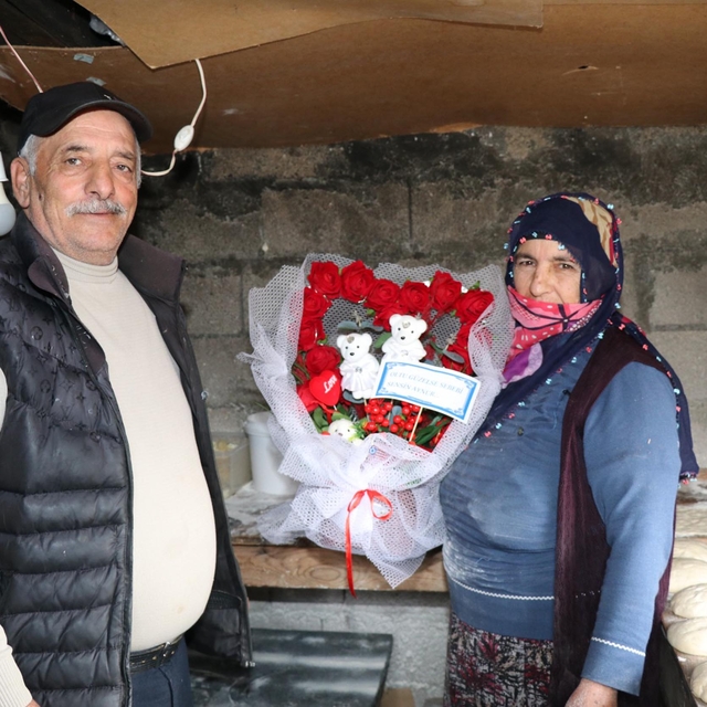 Yarım asırlık eşe tandırda ekmek pişirirken Sevgililer Günü sürprizi