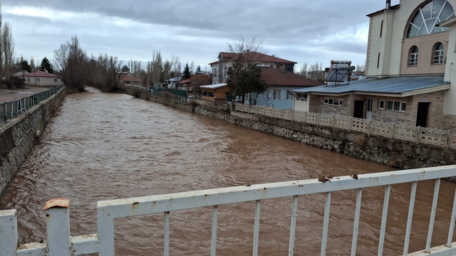 Sivas'ta eriyen kar sularıyla Tecer Irmağı'nın debisi yükseldi