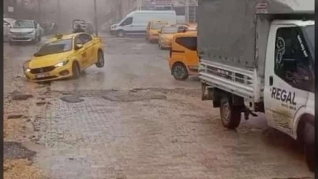Mardin'de tarihi ilçedeki çukurlu yollar için sürücülerden suç duyurusu