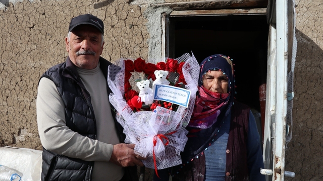 "Sevgililer Günü"nün en güzel haberi Erzurum'dan geldi
67 yaşındaki Erzurumlu Abdullah Başar, 50 yıllık hayat arkadaşı Aynur Başar'a tandırda ekmek pişirirken "Sevgililer Günü" sürprizi yaptı
Hediye ettiği çiçekteki not ise günün en güzel söz vardı: "Oltu güzelse sebebi sensin Aynur"