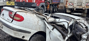 Direğe ve ağaçlara çarpan otomobilin sürücüsü öldü