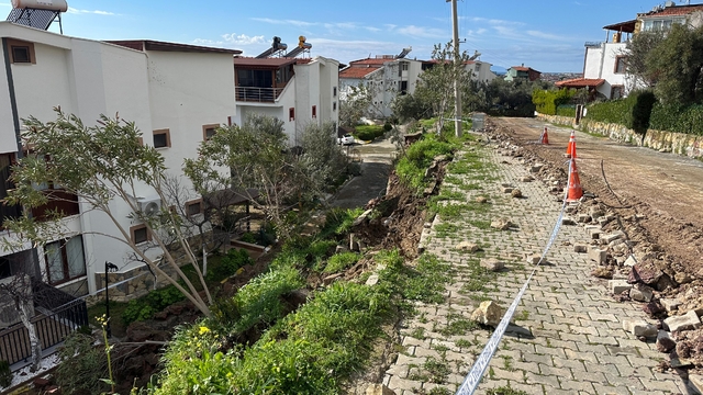 Çanakkale'de bir sitenin istinat duvarı çöktü