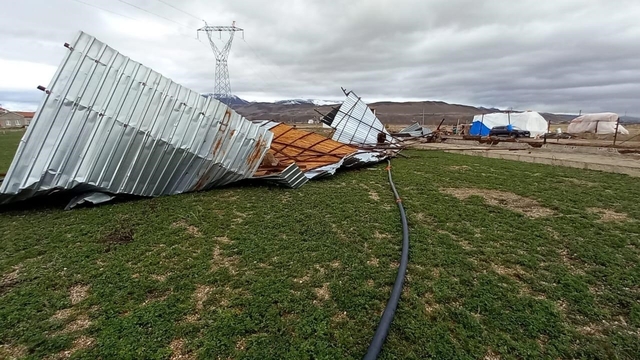 Şiddetli rüzgar ahırın çatısını uçurdu