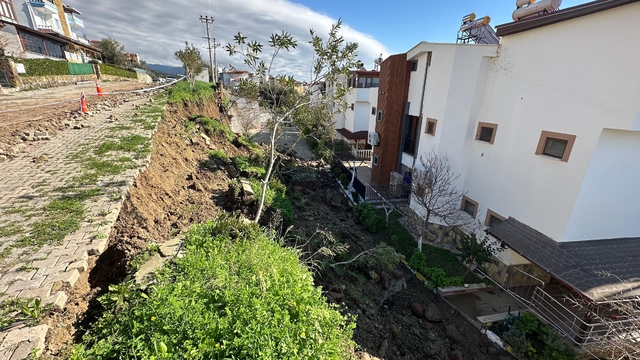Çanakkale'de yağışlar sebebiyle bir sitenin istinat duvarı çöktü