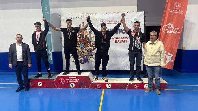 Burhaniyeli genç boksörler Balıkesir'de 8 ödül aldı