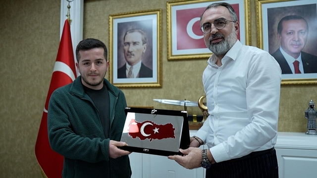 Başkan Erol, Türk Bayrağı'nı yerde bırakmayan kuryeyi ödüllendirdi