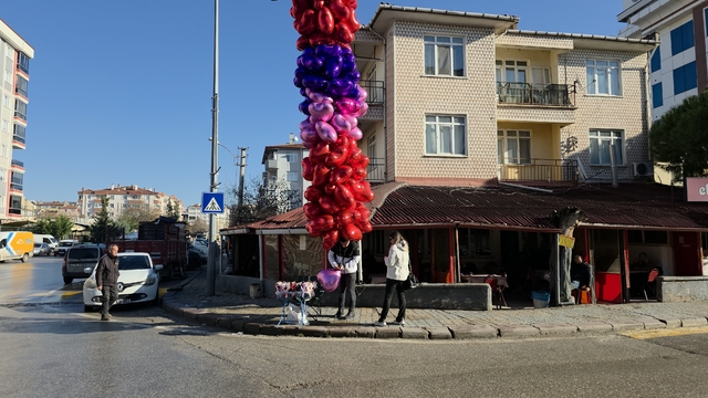 Edirne'de Sevgililer Günü kalpli balon satıcılarına yaradı