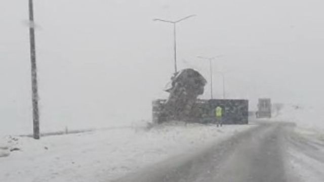 Bitlis'te kontrolden çıkan tır yan yattı