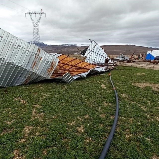 Şiddetli rüzgar ahırın çatısını uçurdu