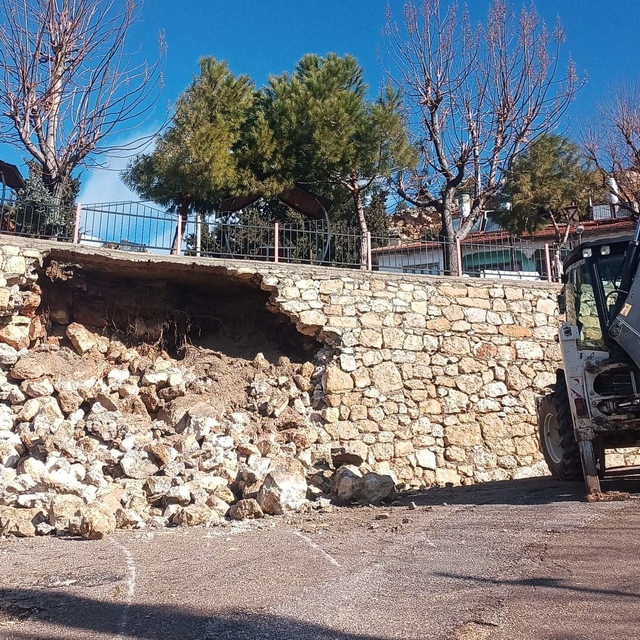 Ermenek'te seyir terasının istinat duvarı yıkıldı